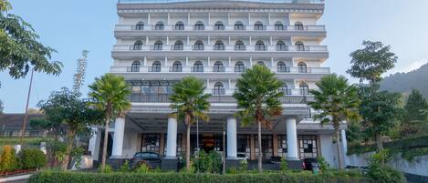 Façana frontal de l'allotjament (vespre/nit)