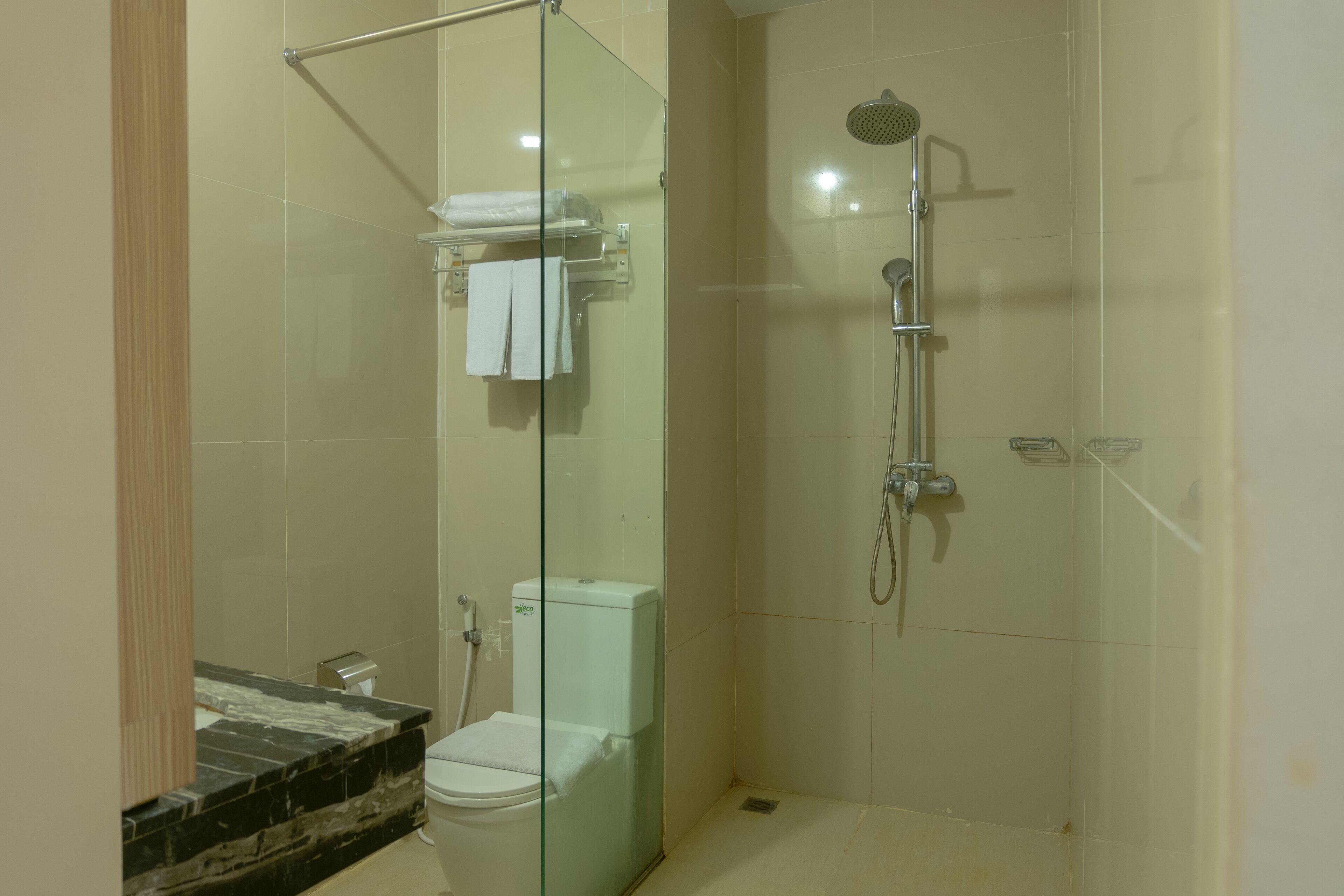 ห้องดีลักซ์ | ห้องน้ำ | ฝักบัว, ของใช้ในห้องน้ำฟรี, รองเท้าสวมภายในห้อง, โถสุขภัณฑ์แบบบิเดท์