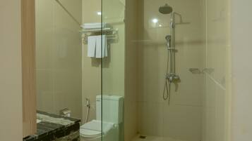 Ducha, artículos de tocador gratuitos, pantuflas, bidet