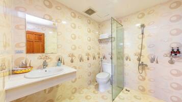 Ducha, artículos de higiene personal gratuitos y secador de pelo