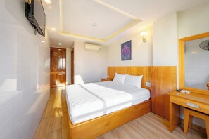 Phòng Superior, quang cảnh thành phố | Minibar, bàn, bàn ủi/dụng cụ ủi quần áo