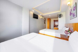 Habitación doble Deluxe, vista a la ciudad | Minibar, escritorio, tabla de planchar con plancha y wifi gratis