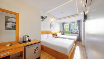 Doppia Deluxe, vista città | Minibar, una scrivania, ferro/asse da stiro, Wi-Fi gratuito