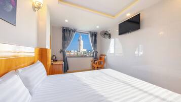 Habitación superior, vistas a la ciudad | Minibar, escritorio, tabla de planchar con plancha y wifi gratis