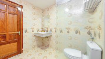 Habitación doble superior | Baño | Ducha, artículos de higiene personal gratuitos y secador de pelo