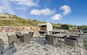 Outdoor dining - Nice apartment in Sibenik with house sea view (Sibenik)