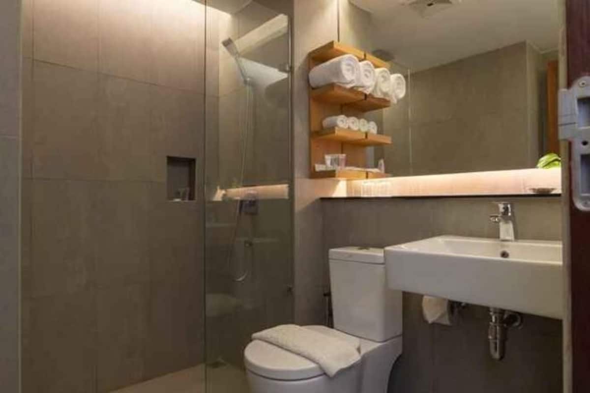 Ducha, artículos de tocador gratuitos, secador de pelo, batas