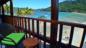 A balcony with a view of a beach and ocean. - Mimpi Perhentian (Pulau Perhentian Kecil)