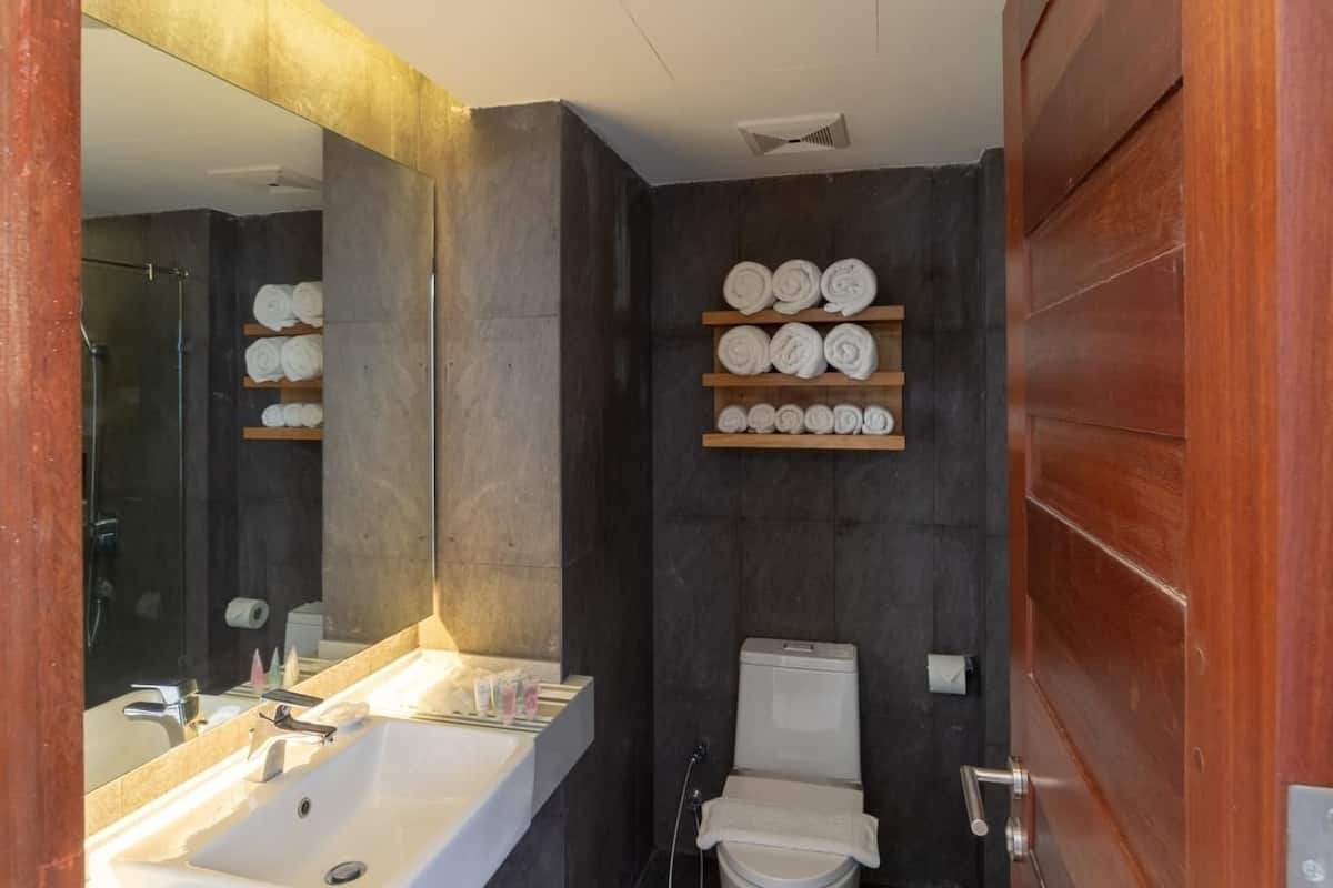 premier suite, accessible, sea view | bathroom | shower, free toiletries, hair dryer, bathrobes