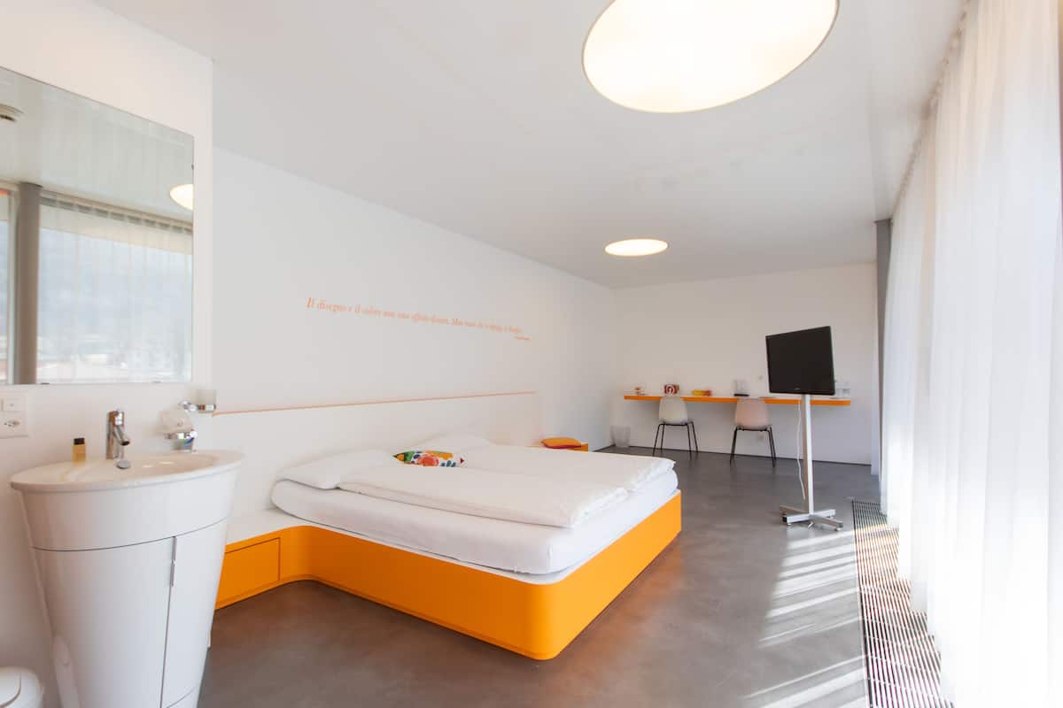 Escritorio, wifi gratis, ropa de cama y acceso para silla de ruedas