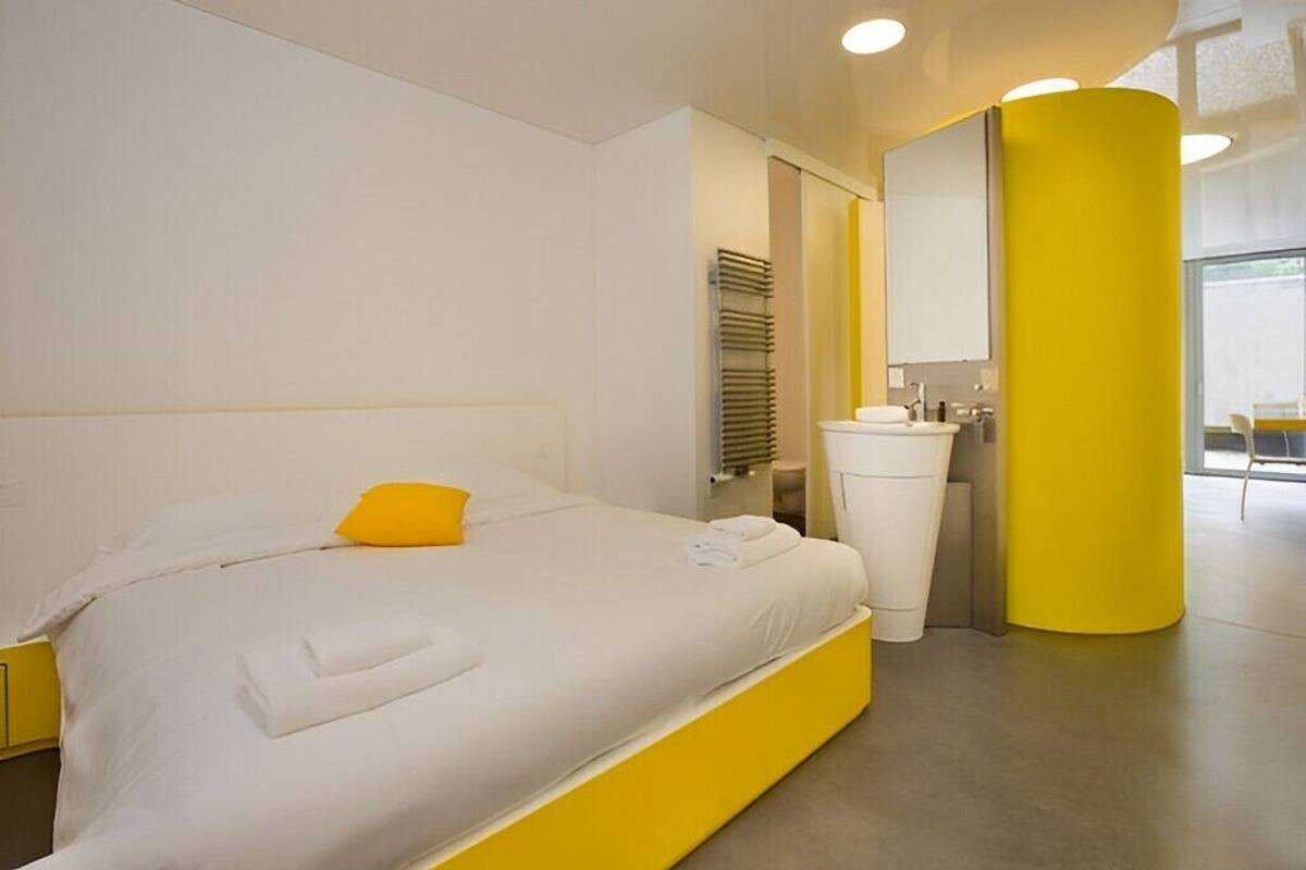 Escritorio, wifi gratis, ropa de cama y acceso para silla de ruedas