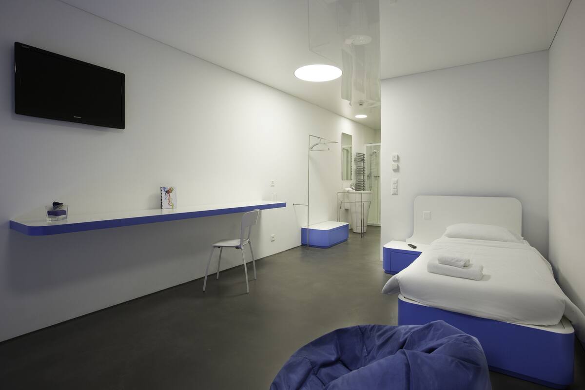 Escritorio, wifi gratis, ropa de cama y acceso para silla de ruedas