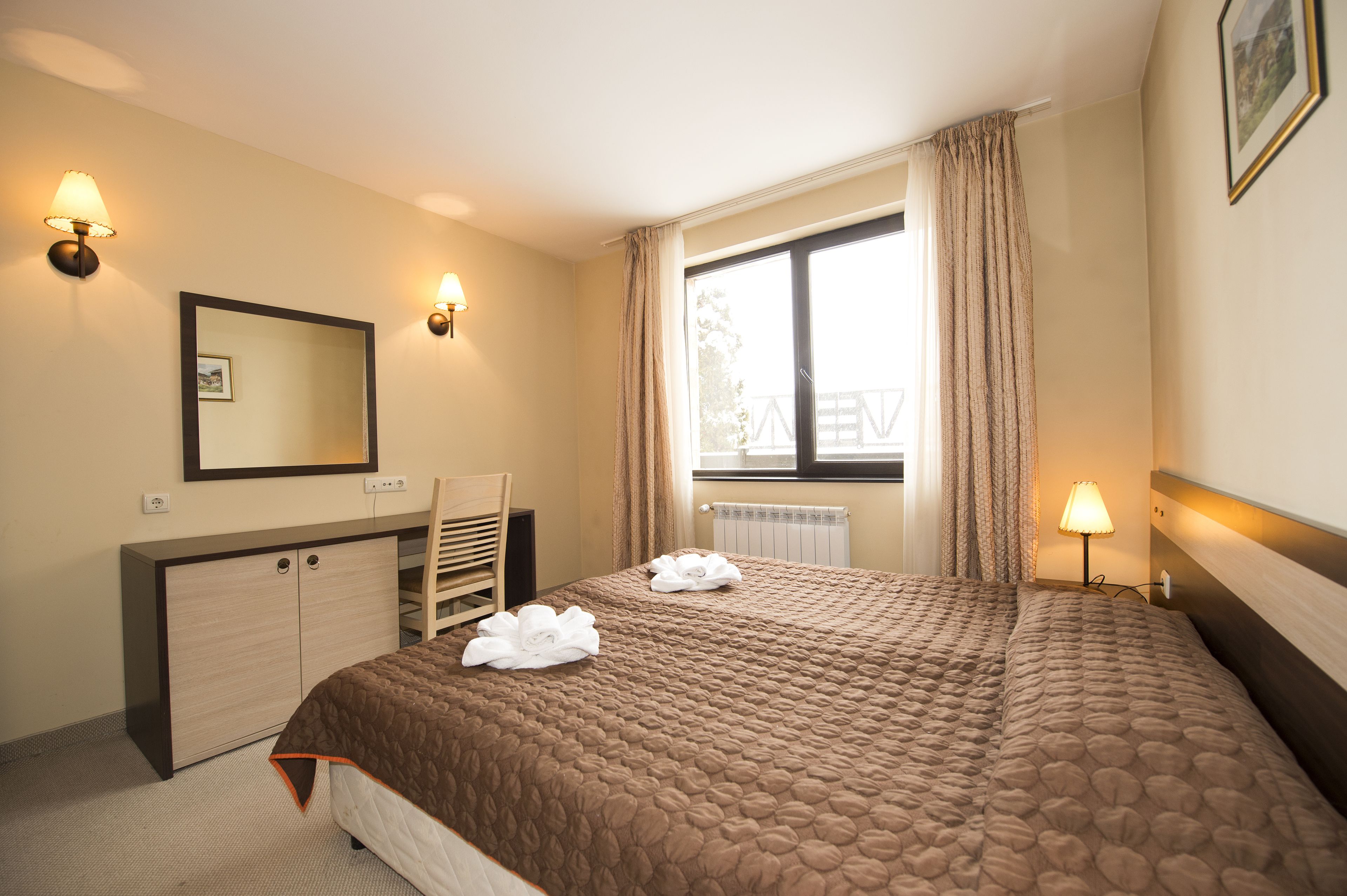 房內夾萬、書桌、熨斗/熨衫板、嬰兒床 (收費)