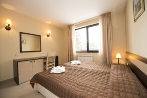 In-room safe, desk, iron/ironing board, cots/infant beds - Apart Hotel Dream (Bansko)