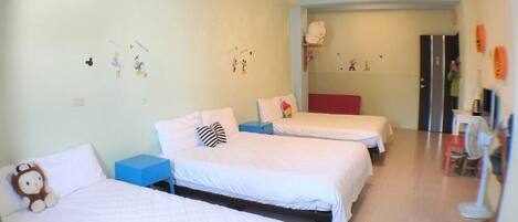 Family Suite, 1 Bedroom, Balcony | Langsir/tirai gelap terus, kalis bunyi, Wi-fi percuma, cadar katil