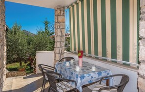 Outdoor dining - Lovely apartment in Okrug Gornji (Okrug Gornji)