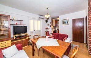 TV - Lovely apartment in Okrug Gornji (Okrug Gornji)