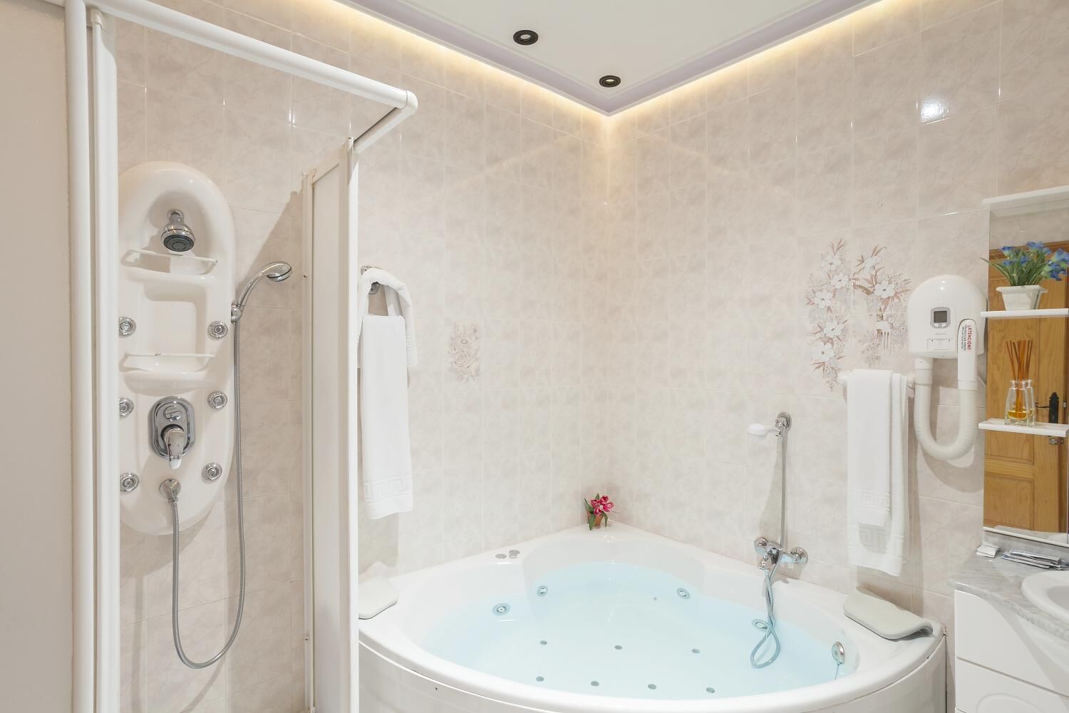 Buồng tắm vòi sen, máy sấy tóc, khăn tắm 