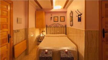 Estudi romàntic, banyera d'hidromassatge | Escriptori i wifi gratuïta