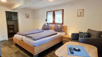 2 makuuhuonetta, silitysrauta/-lauta, ilmainen Wi-Fi, vuodevaatteet