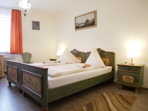 1 bedroom, desk, travel cot, WiFi