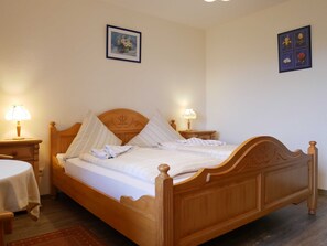 1 bedroom, desk, travel cot, WiFi - Landgasthof Haus Odenwald - Single room 1 (Waldbrunn)