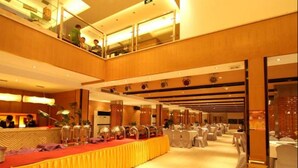 Breakfast, lunch and dinner served  - Xi'an Feilu Business Hotel (Xi'an)