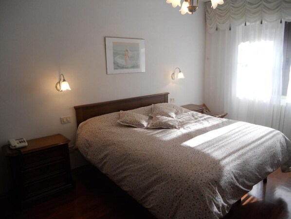 Individually decorated, desk, cots/infant beds, rollaway beds