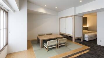 In-room safe, desk, free WiFi