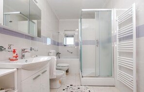 Combined shower/bathtub