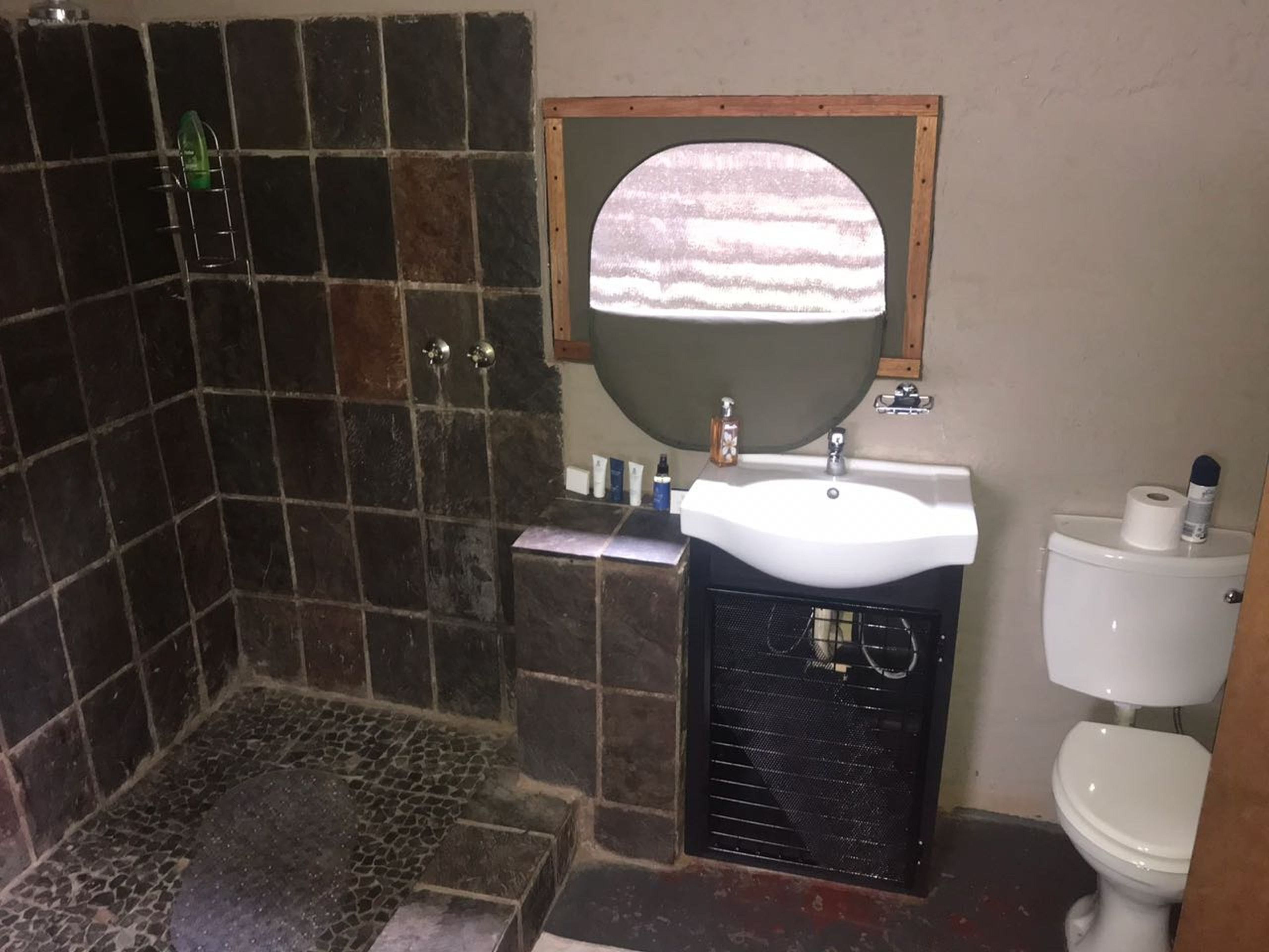 Traditional Room | Bathroom | Shower, free toiletries, towels