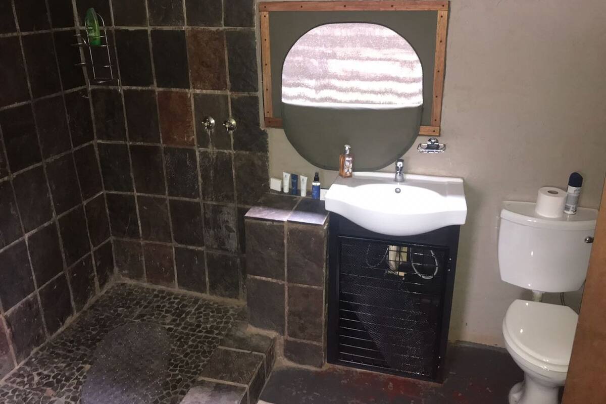 Kamar Tradisional | Kamar mandi | Shower, perlengkapan mandi gratis, dan handuk