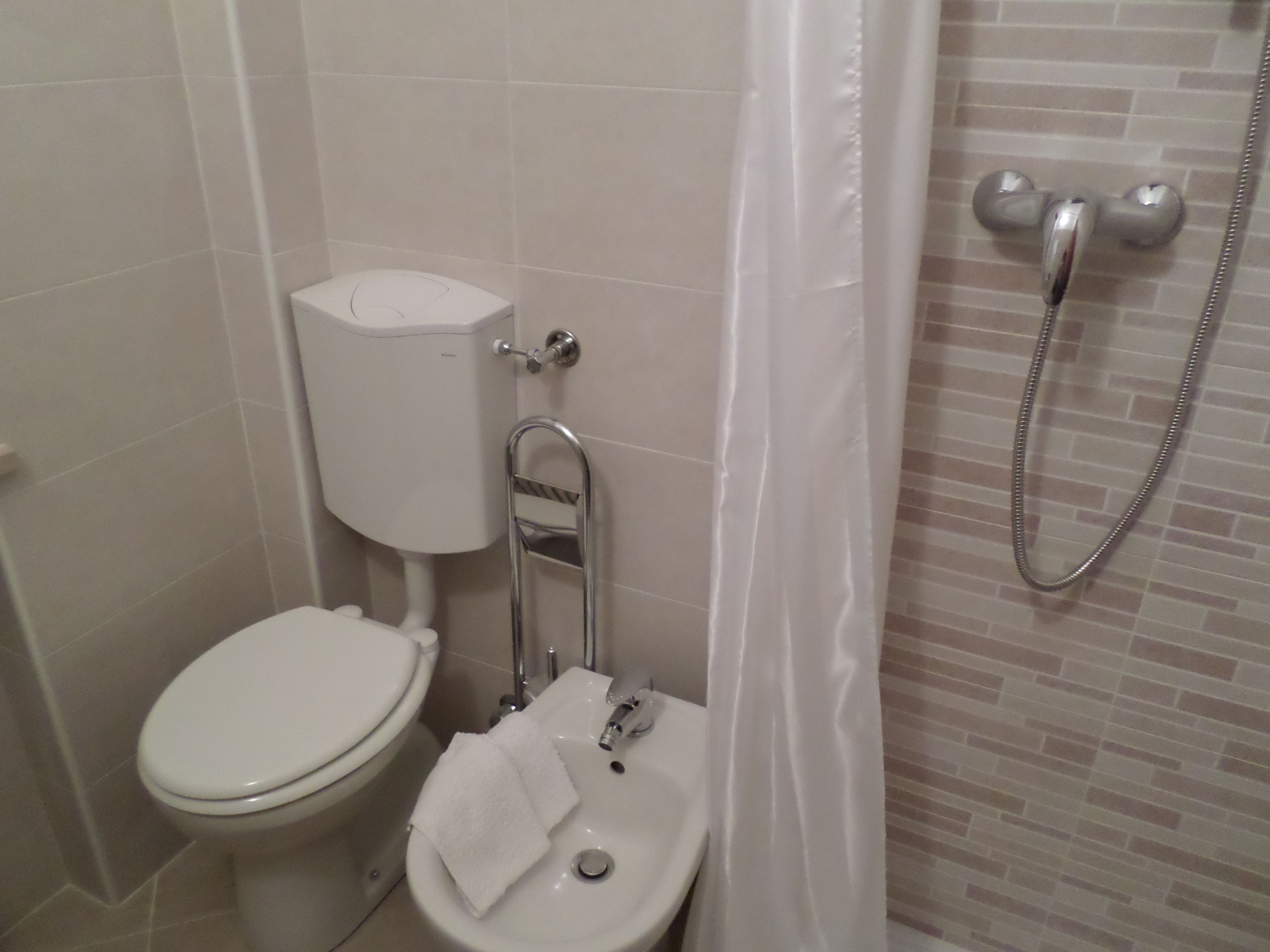 double room | bathroom | shower, rainfall showerhead, free toiletries, hair dryer