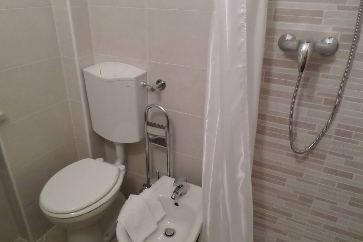 double room | bathroom | shower, rainfall showerhead, free toiletries, hair dryer