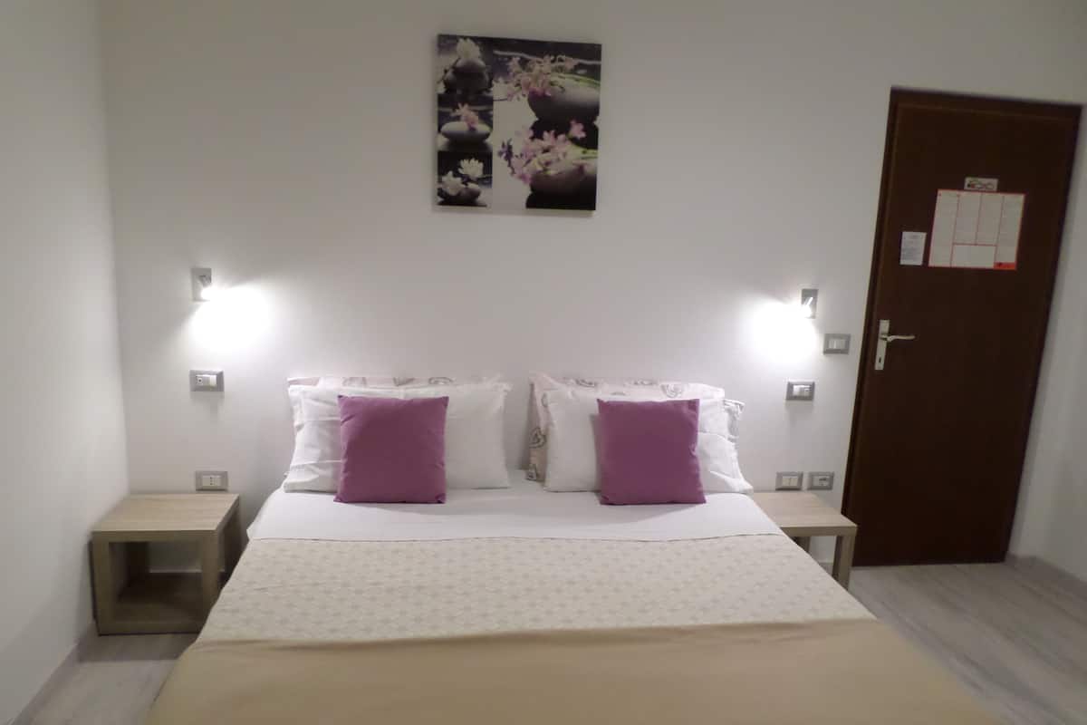 1 bedroom, bed sheets
