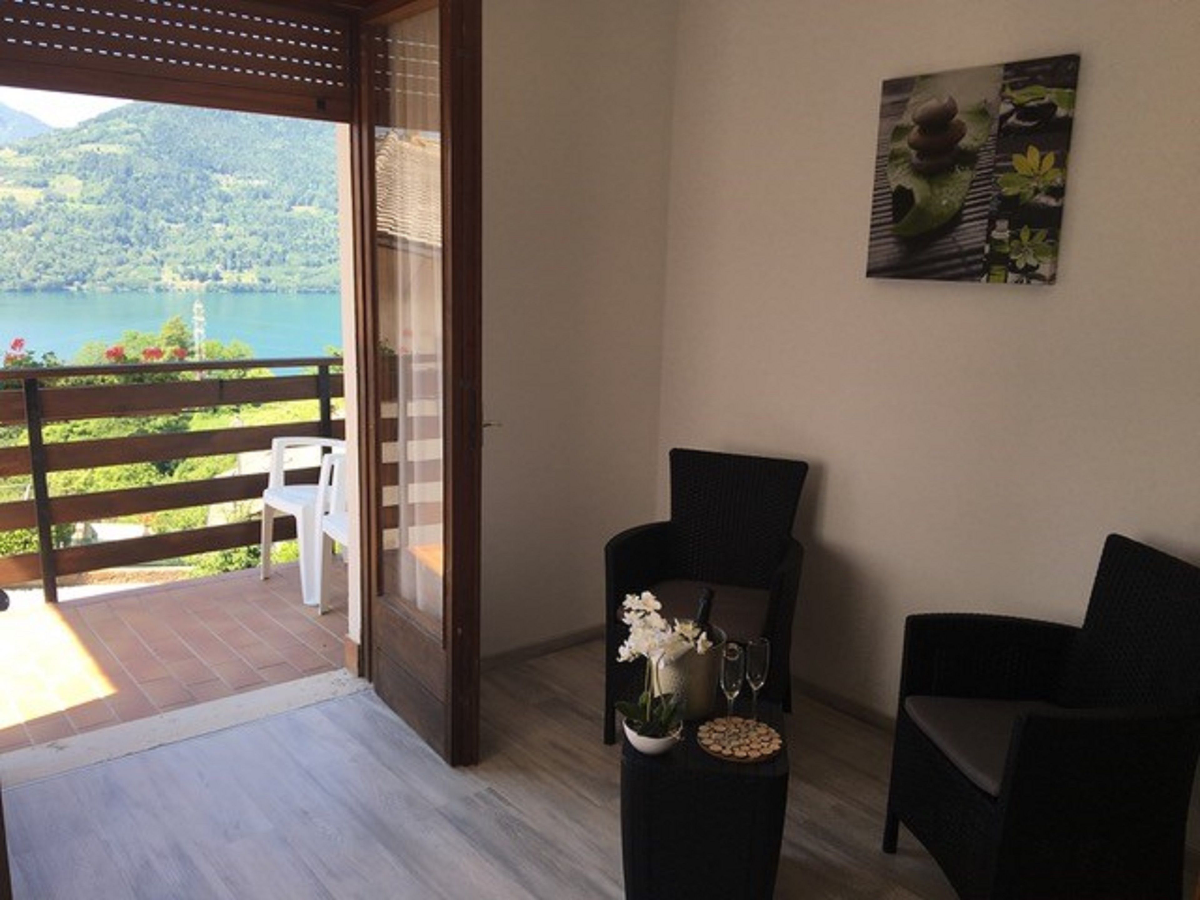 family suite, balcony, lake view | living area