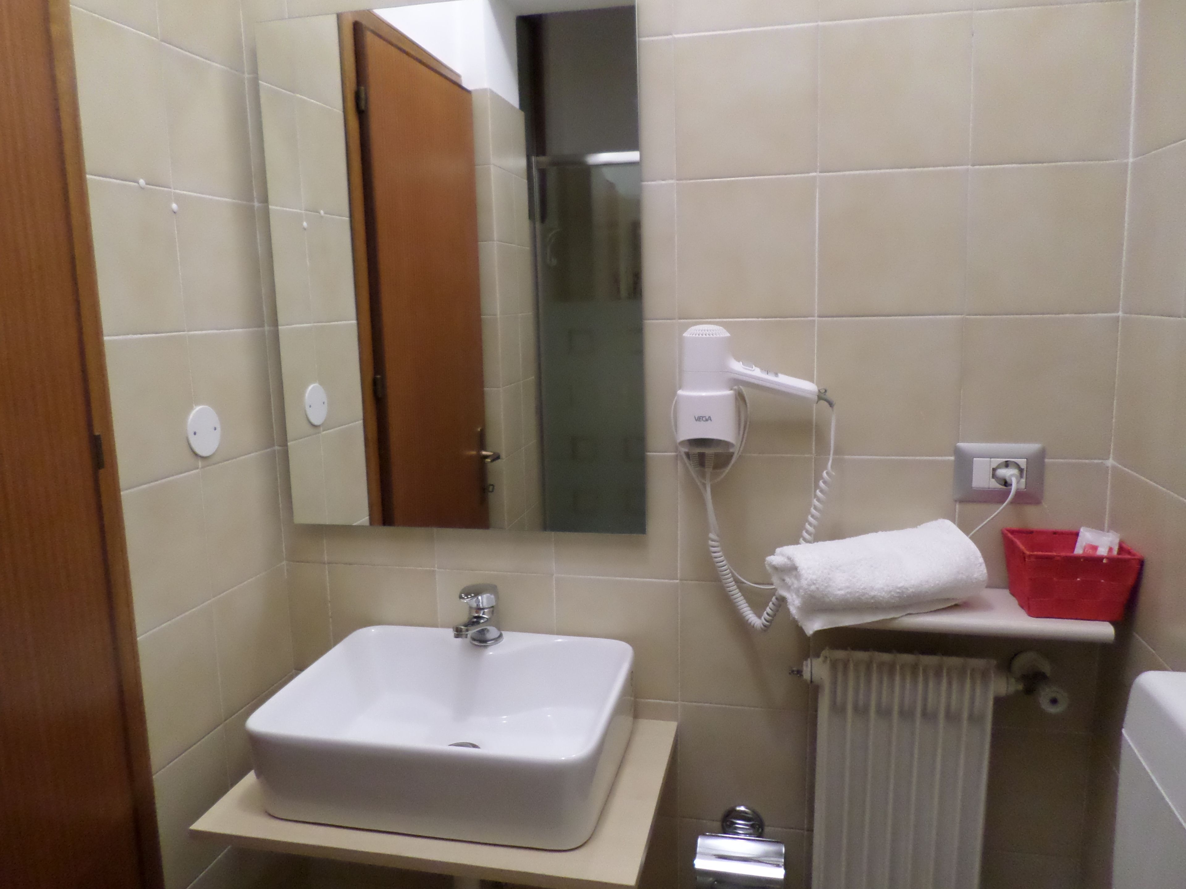 double room | bathroom | shower, rainfall showerhead, free toiletries, hair dryer