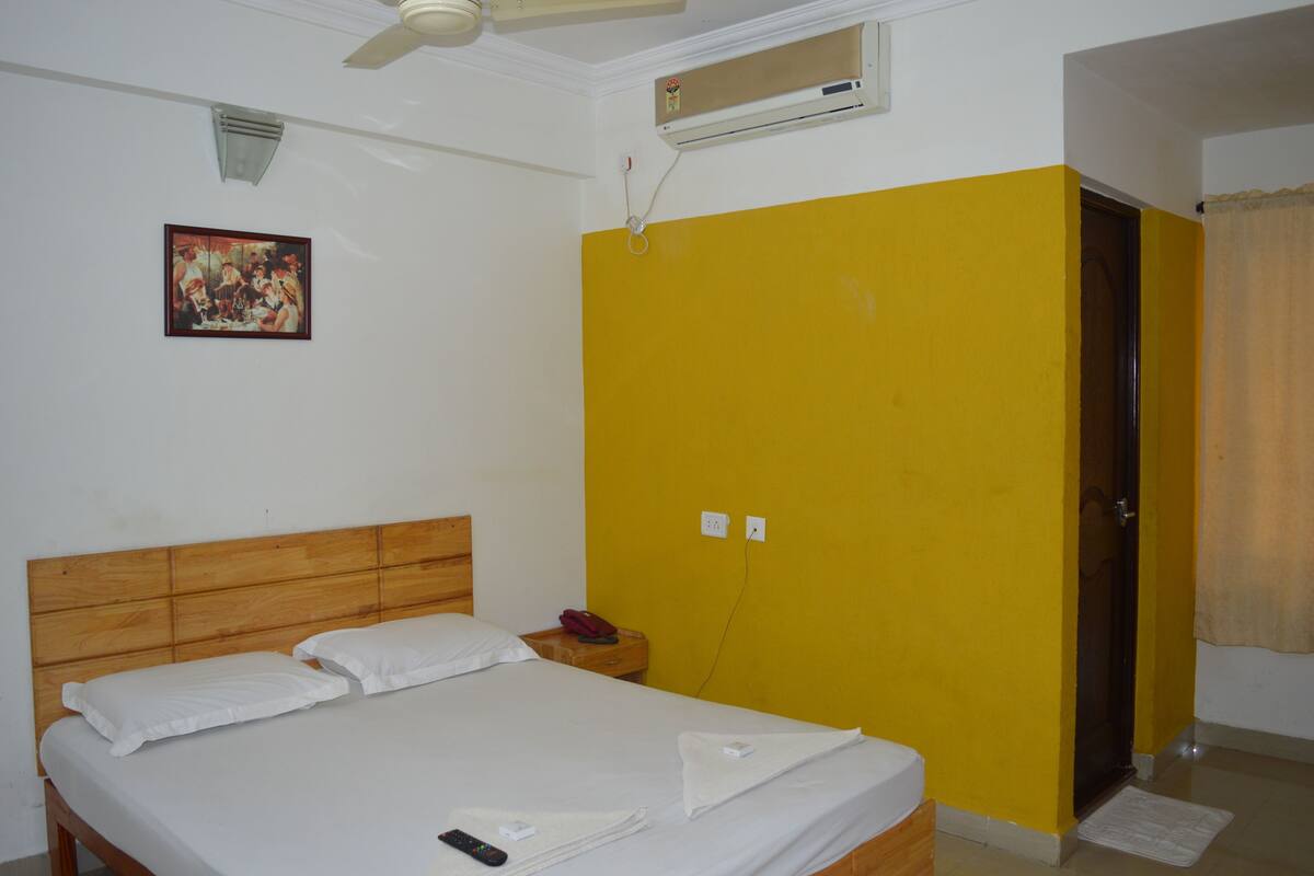 Premium bedding, desk, iron/ironing board, free rollaway beds