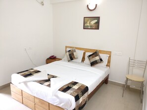 Premium bedding, desk, iron/ironing board, free rollaway beds