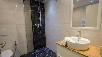Apartment, Bergblick | Badezimmer | Dusche, Haartrockner, Handtücher