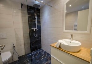 Apartment, Mountain View | Bathroom | Shower, hair dryer, towels - Apartment The Good View I (Zell am See)