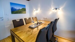 Leilighet, fjellutsikt | Spiseomr åde på rommet