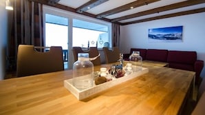 Leilighet, fjellutsikt | Spiseområde på rommet