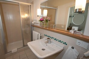 Enkeltværelse - 1 enkeltseng | Faciliteter på badeværelset | Bruser, gratis toiletartikler, hårtørrer, håndklæder