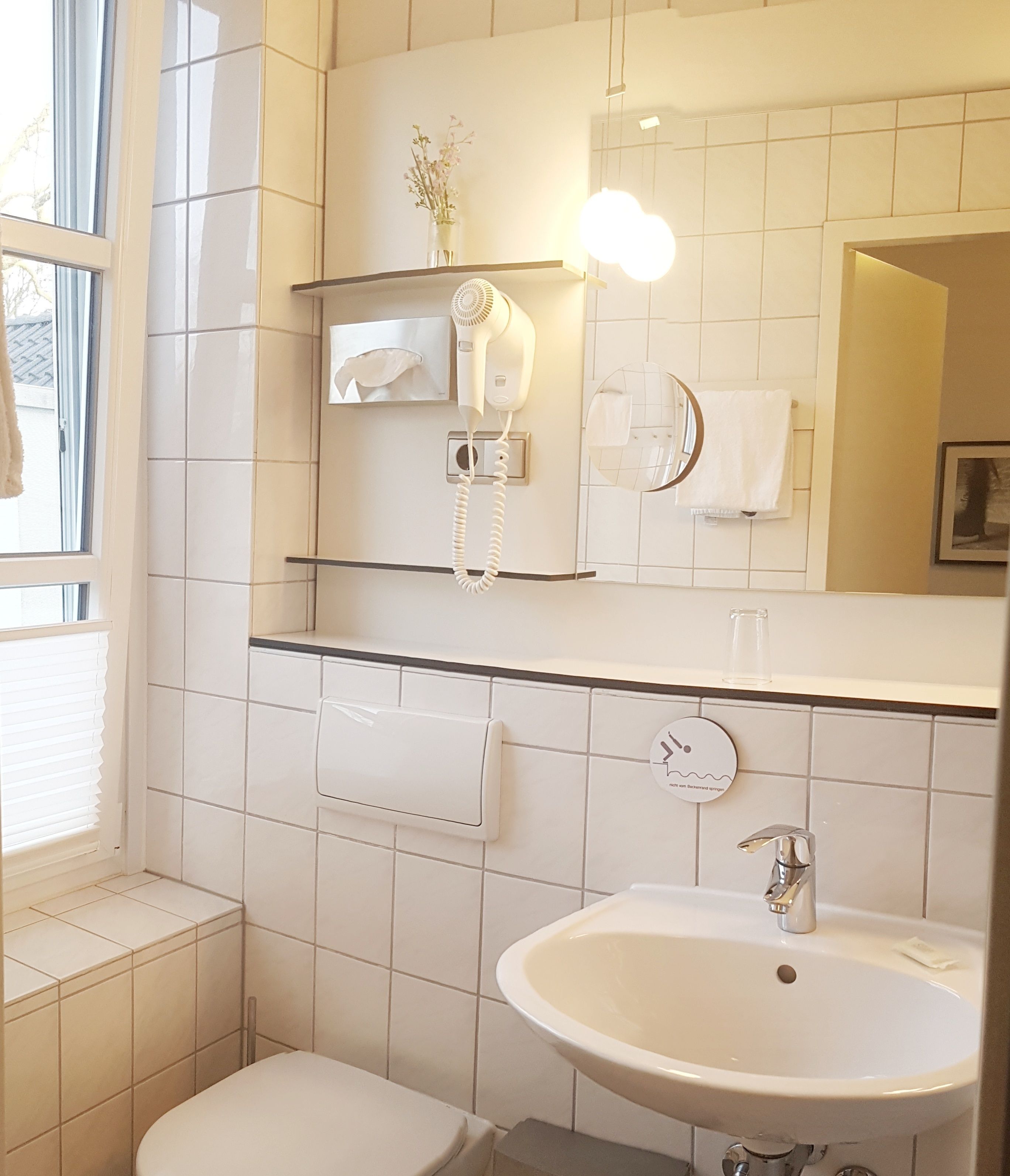 basic single room, 1 single bed | bathroom sink