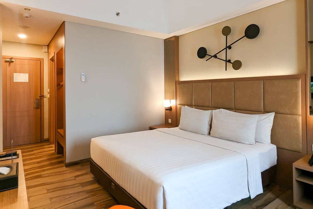 Deluxe kamer | Een minibar, een kluis op de kamer, een bureau, geluiddichte muren