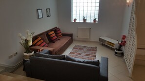 トラディショナル アパートメント 1 ベッドルーム | リビングルーム | 32 インチの薄型テレビ (衛星放送視聴可)、テレビ