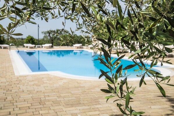 Outdoor pool, sun loungers - Masseria Gravelle (Conversano)