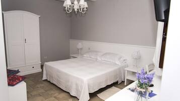 Desk, cribs/infant beds, free WiFi