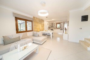 Beach Villa with 5 Bedrooms | Area soggiorno | Smart TV, libri